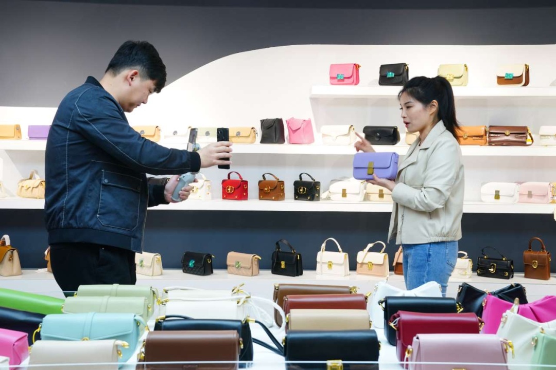 快遞業再創新高 全國業務量突破400億件，針紡織品銷售成亮點